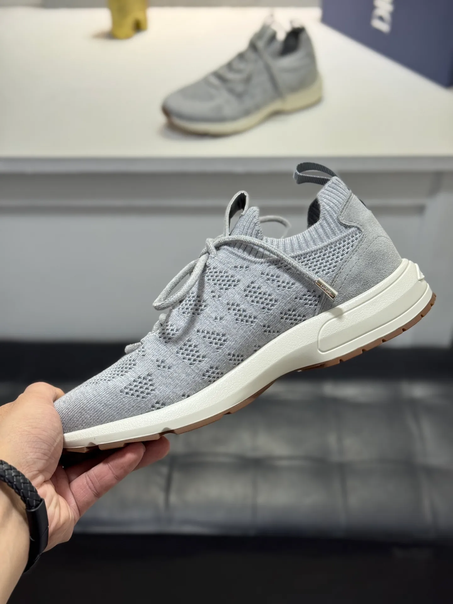 Men's shoes💰400【New style】🎠🎠Dior🔍Top purchasing agent🇮🇹 Di The new super-popular sneakers from the popular sneakers are synchronized with the new counters. The uppers are made of flying woven fabrics, and the logo logo on the tongue is perfectly reproduced with complex craftsmanship that is a must-have for fashionistas. The soles: the original soles are specially provided by the original factory, and the exclusive molded soles are super comfortable. The original factory orders, 🔍🔍multiple colors are available, you can go in and out of the counter at will, welcome to compare, a must-have for fashionable men. Code number: 38-44 (45 customized
